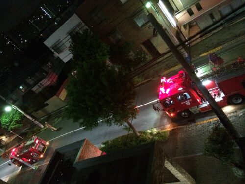 台風の夜に消防車集合。