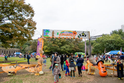 茅ヶ崎アロハロウィンでいとしのエリーズがハワイ＆ゾンビステージを展開、ダンサー大活躍でした。