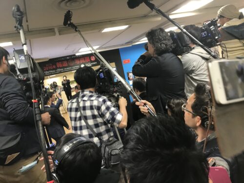 日本橋三越本店・第57回 2016年報道写真展を見に行きました。安倍首相とバッタリ。